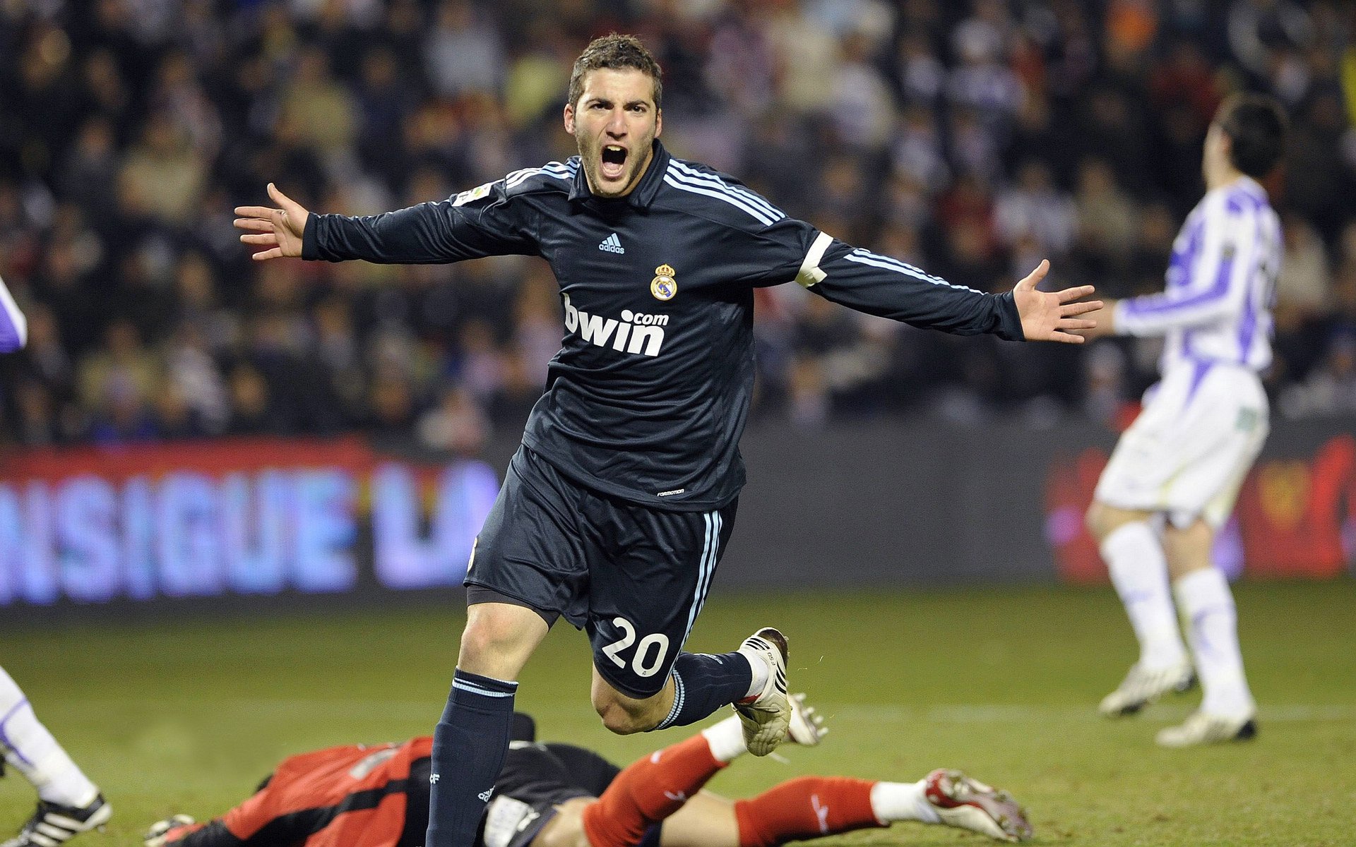 詹姆斯与高中教练重聚感动热泪，詹姆斯高中队友进nba了么